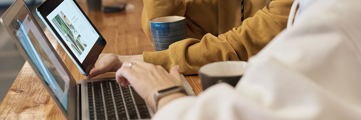 Arbeiten am Laptop und Tablet