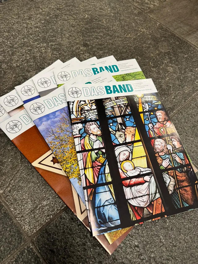 Bild von unterschiedlichen Ausgaben des Gemeindebriefes "Das BAND"
