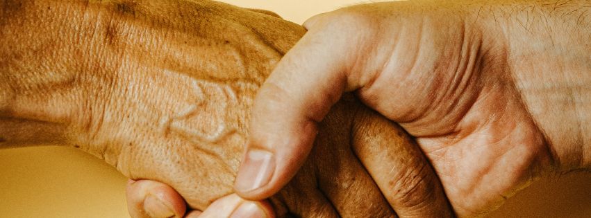 Eine Hand schüttelt die eines Anderen