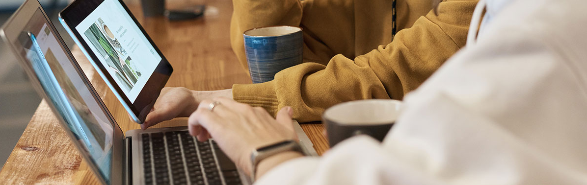 Arbeiten am Laptop und Tablet